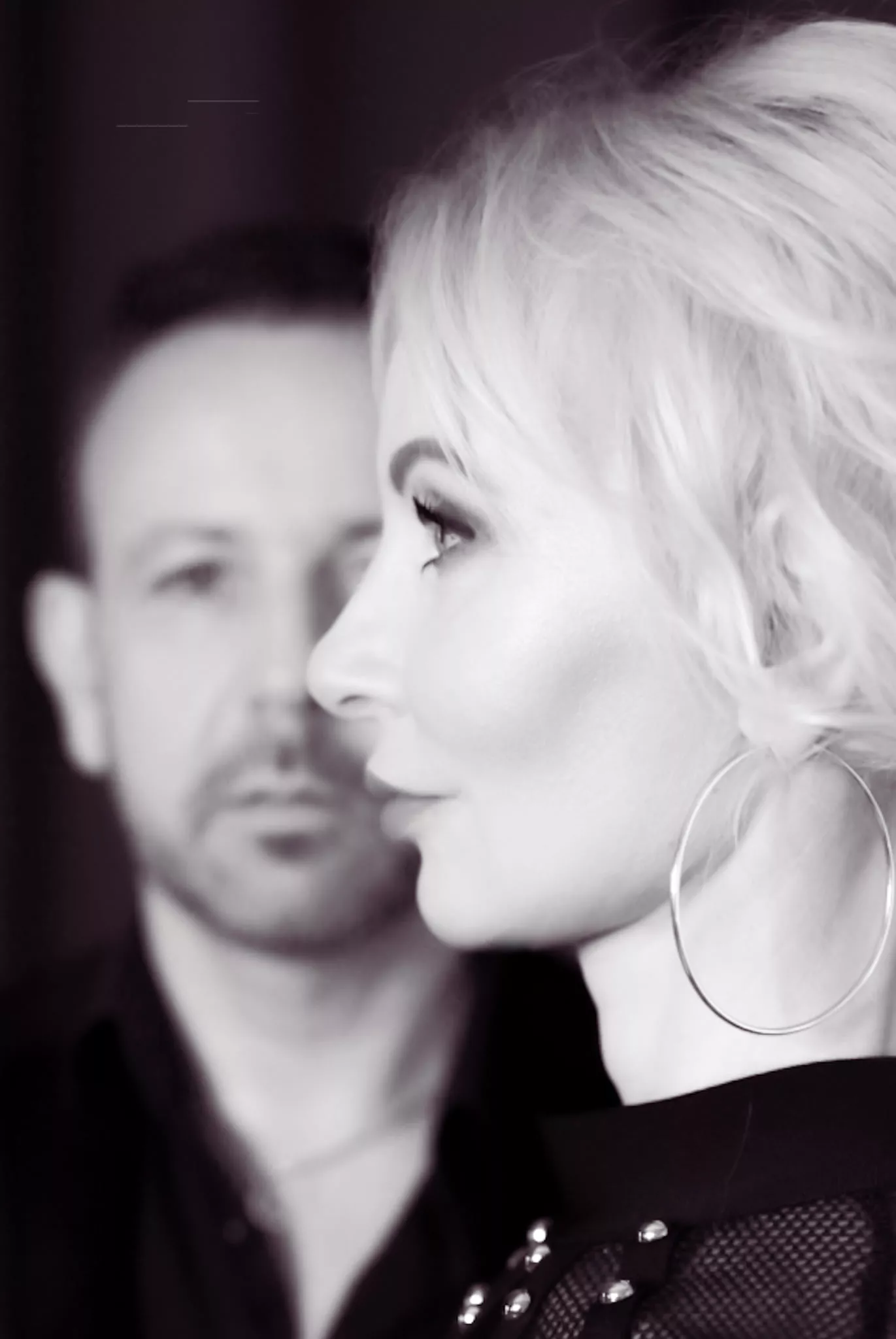 Popularna gwiazda disco polo w objęciach znanego szpiega?! Materiały budzą emocje 